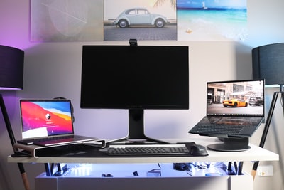 白色桌面上的黑色平板电脑显示器